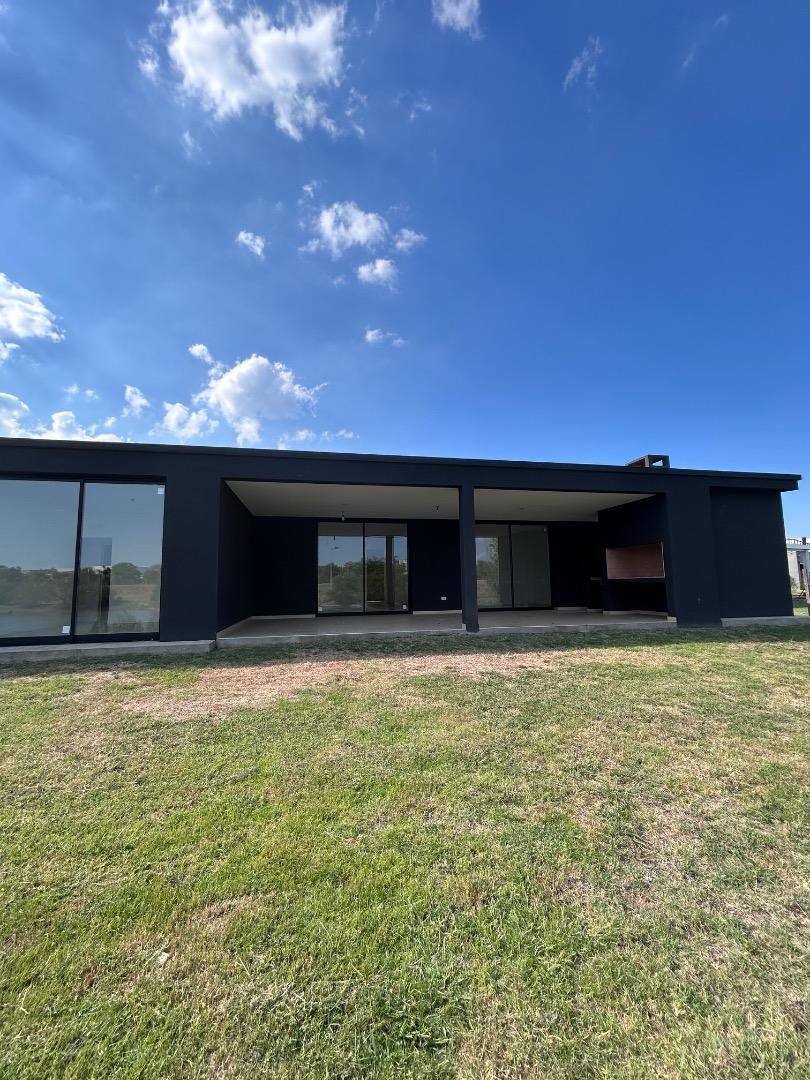 Casa en Venta con 4 cocheras