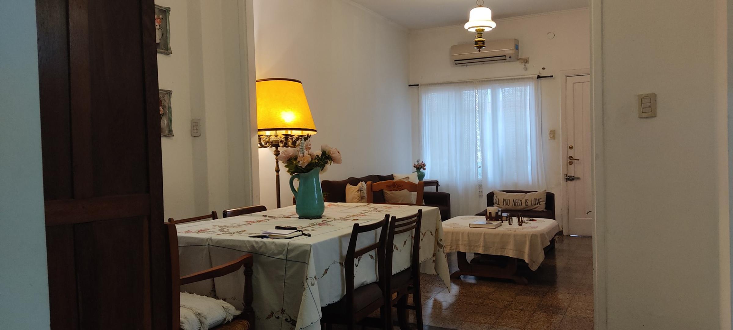 Casa 4 ambientes con 2 baños