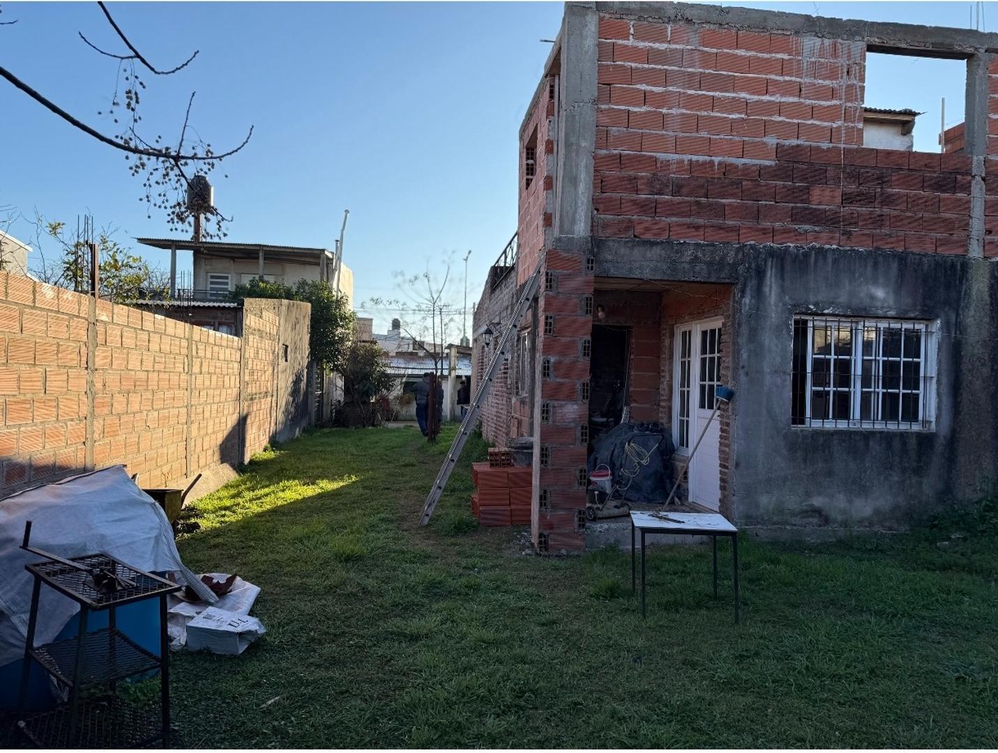 Lote comercial - 956m²  en L con salida a dos calles