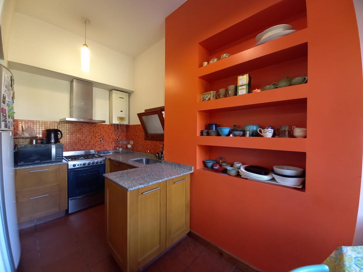 Casa 4 ambientes con 2 baños