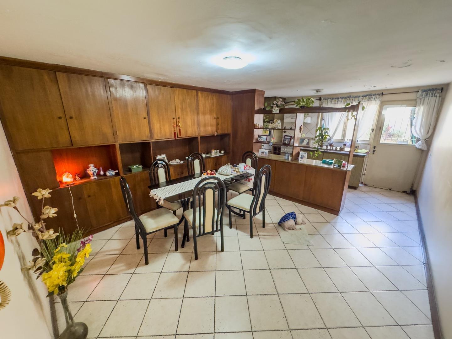 Casa 4 ambientes con 2 baños