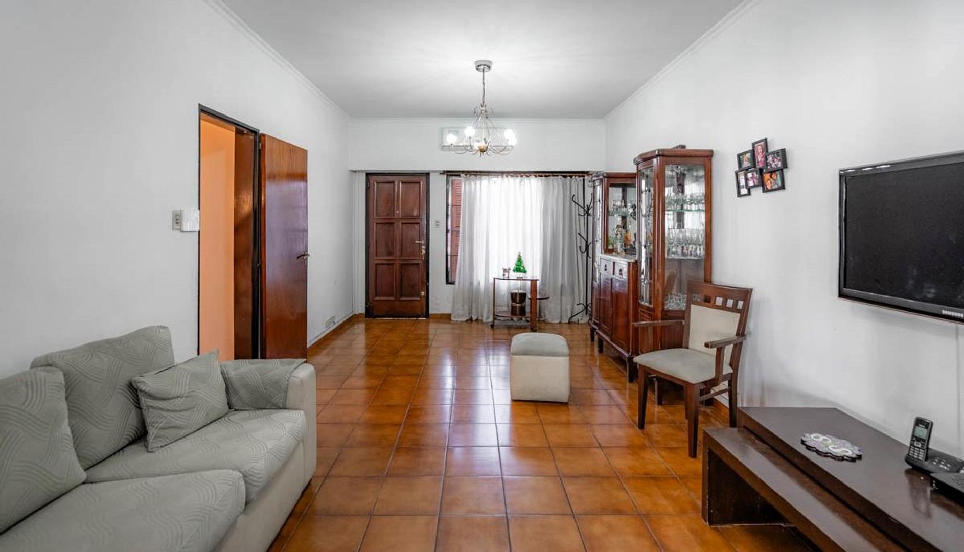 Casa en Venta con 3 cocheras