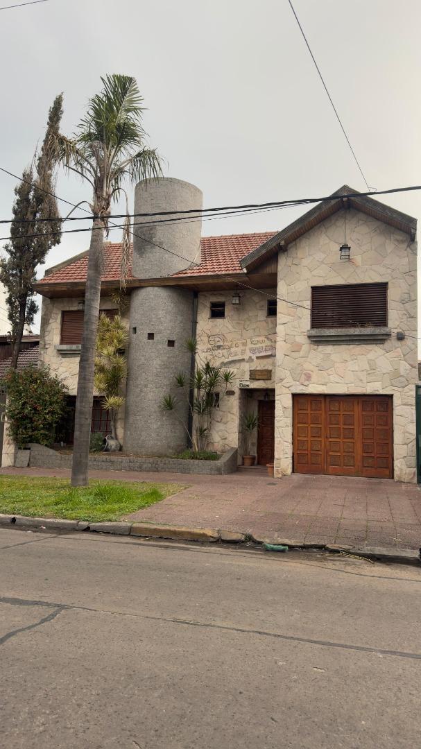 CASA 4 AMBIENTES A EN VENTA VILLA LUZURIAGA APTO CREDITO