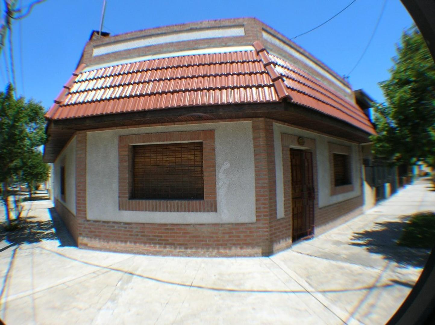 Casa con galpon sobre lote 8,80 x 20,31