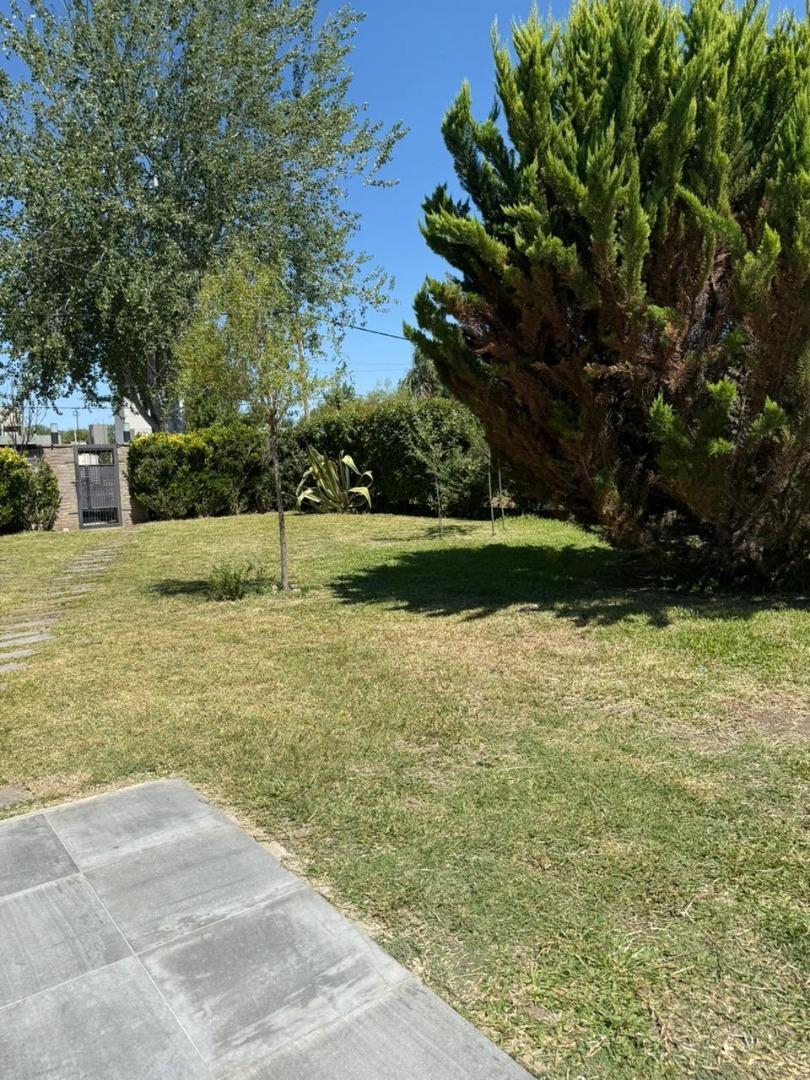 Casa en Alquiler con 1 cochera