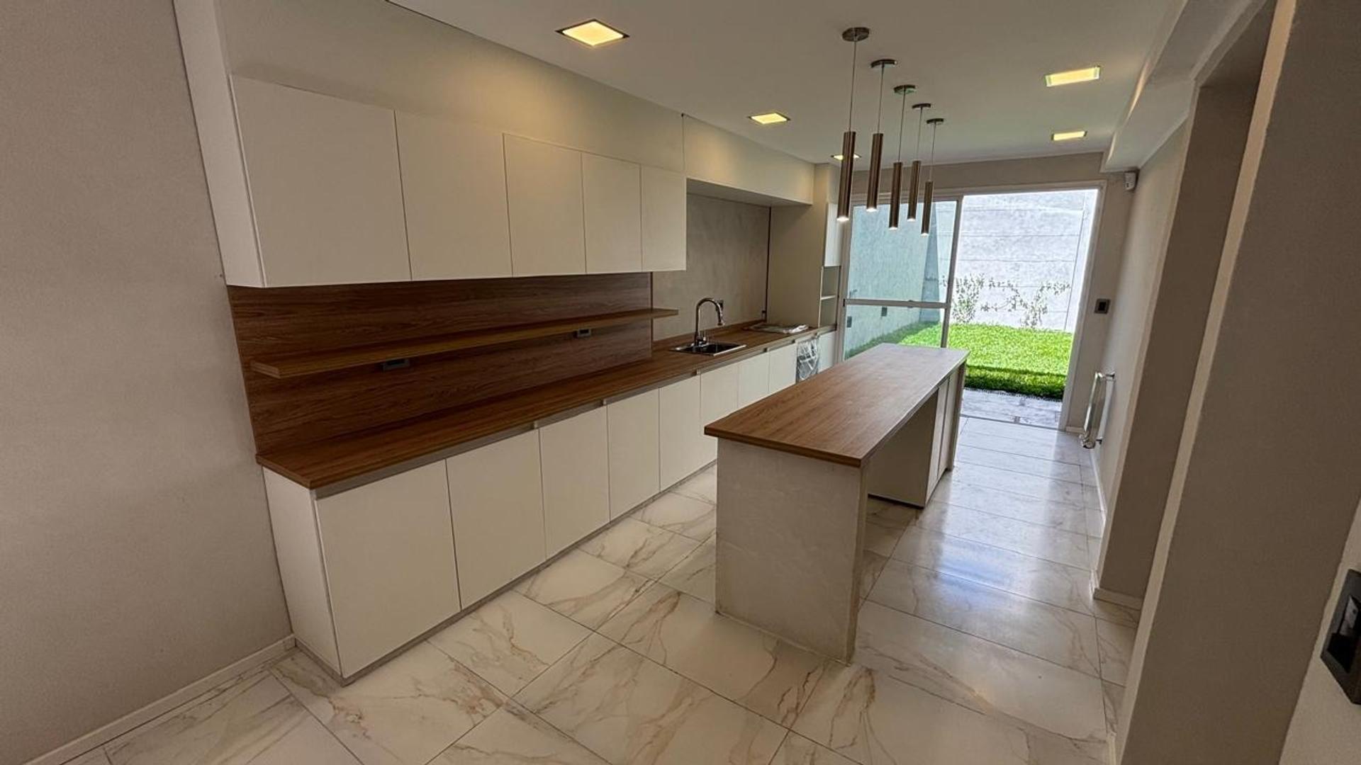 Casa 4 ambientes con 3 baños