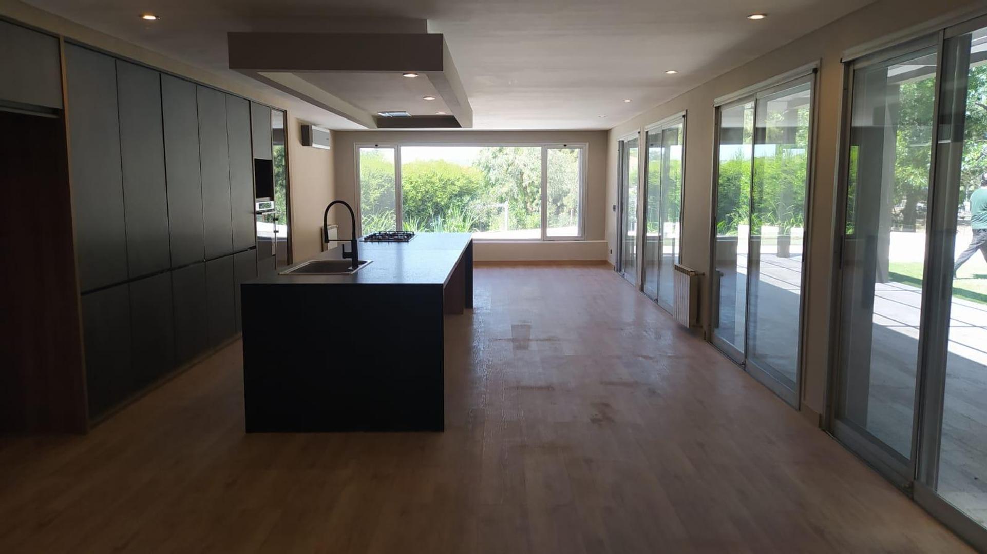 Casa en Venta con 6 cocheras