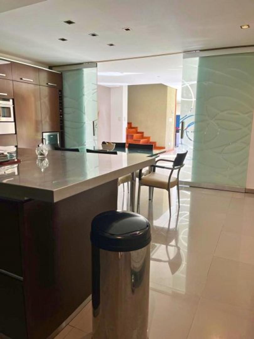 Casa 6 ambientes con 5 baños