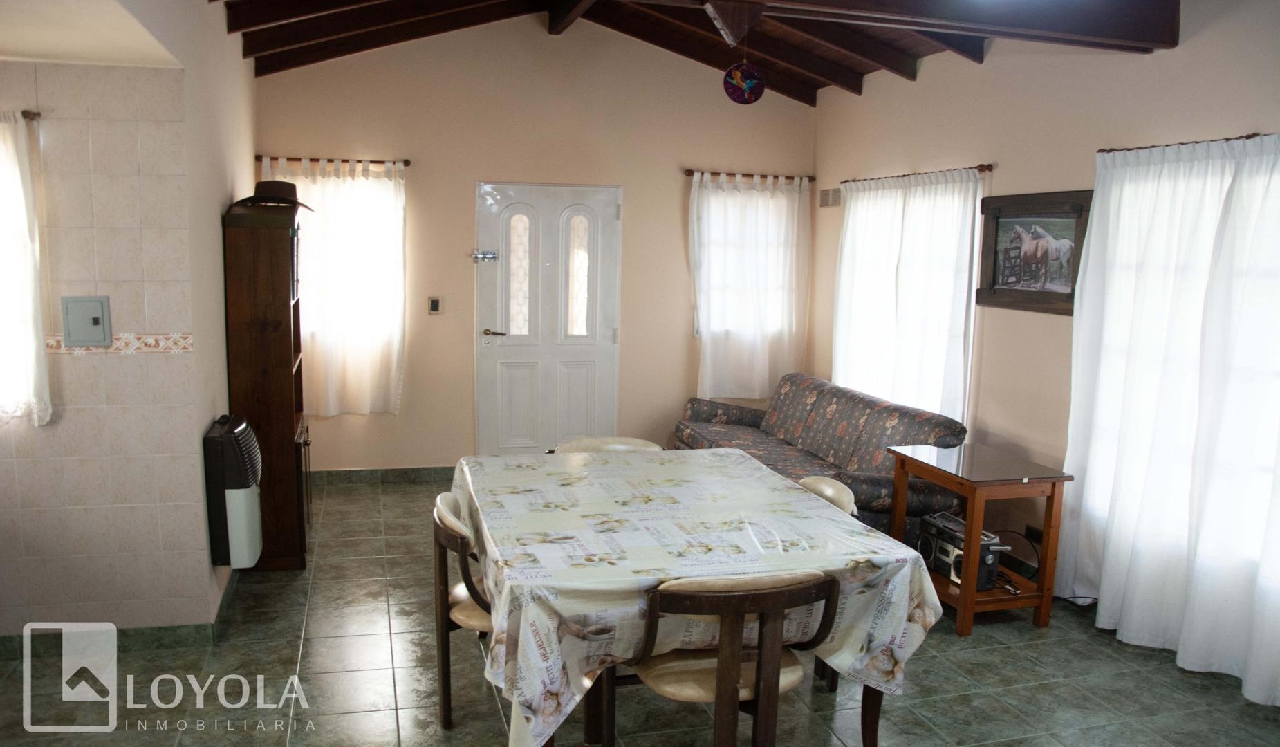 Casa 4 ambientes con 2 baños