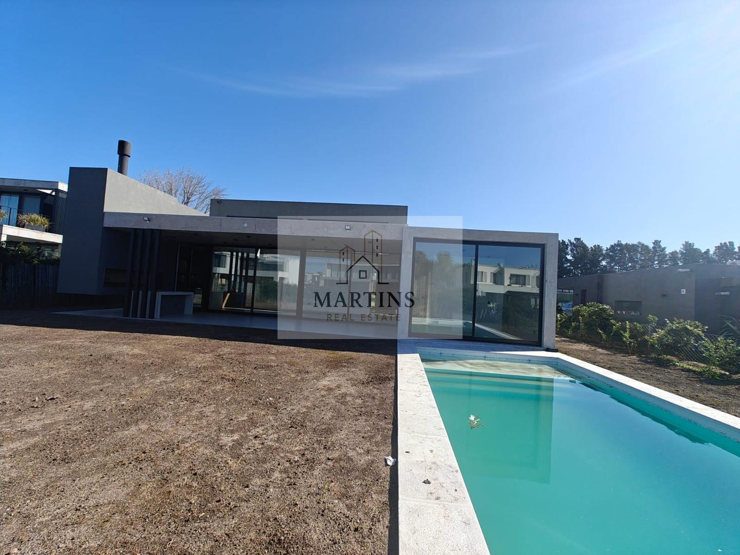 Casa en Venta con 4 cocheras