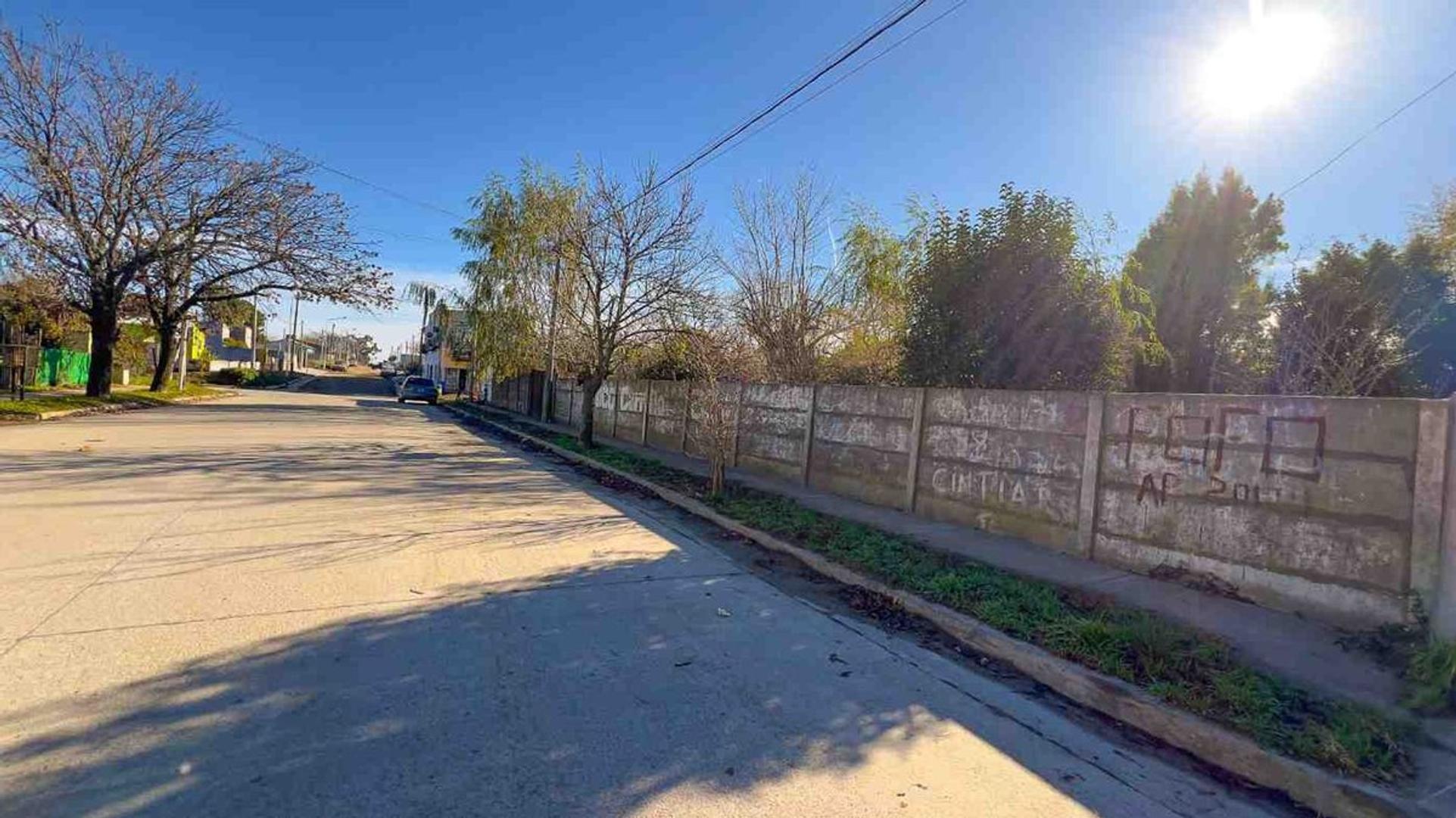 VENTA CASA A RECICLAR CON AMPLIO LOTE TANDIL