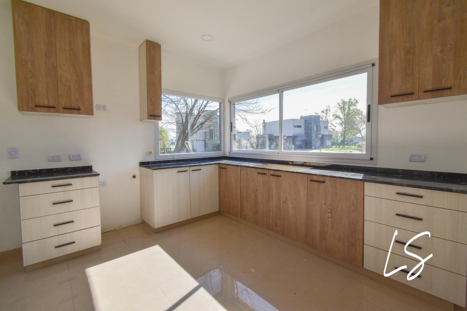 Casa 4 ambientes con 3 baños