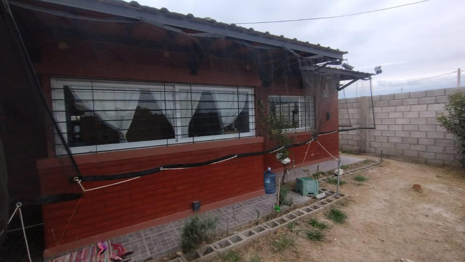 Casa 4 ambientes con 2 baños