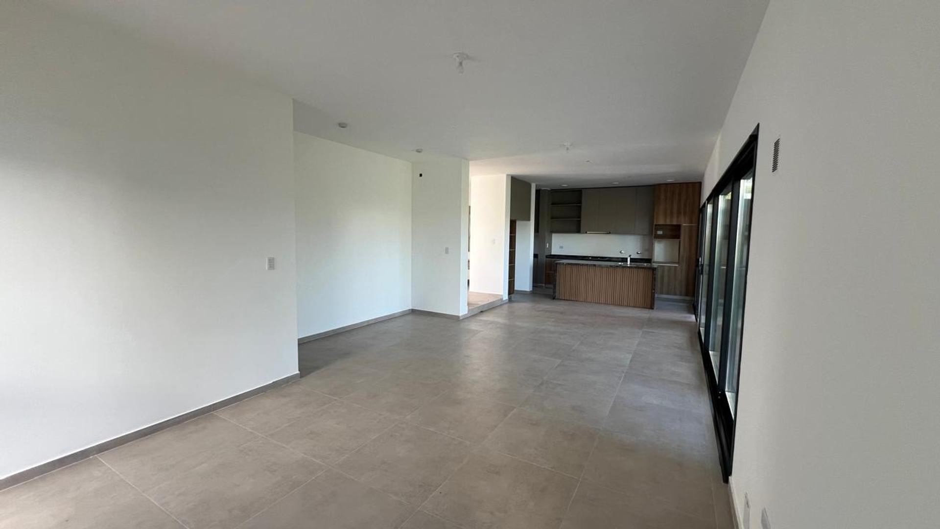 Casa 4 ambientes con 3 baños