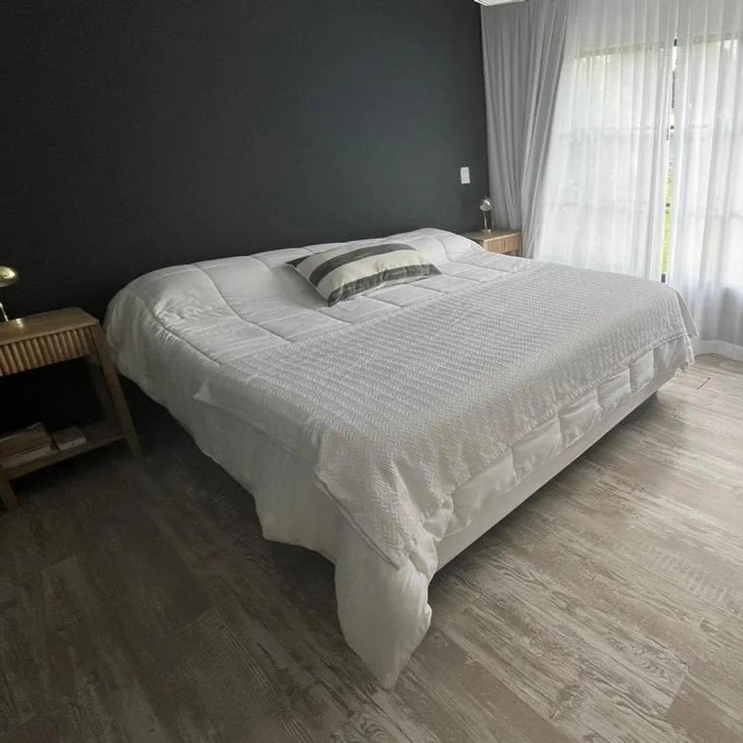 Casa en Alquiler con 3 cocheras