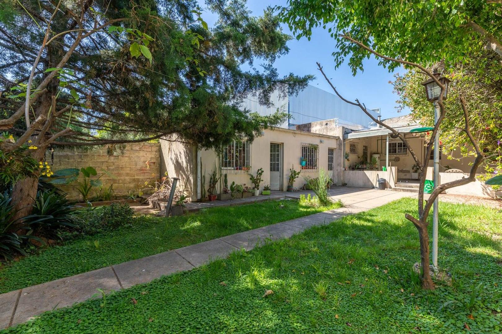 CASA EN VENTA LA PLATA CON GARAGE CUBIERTO