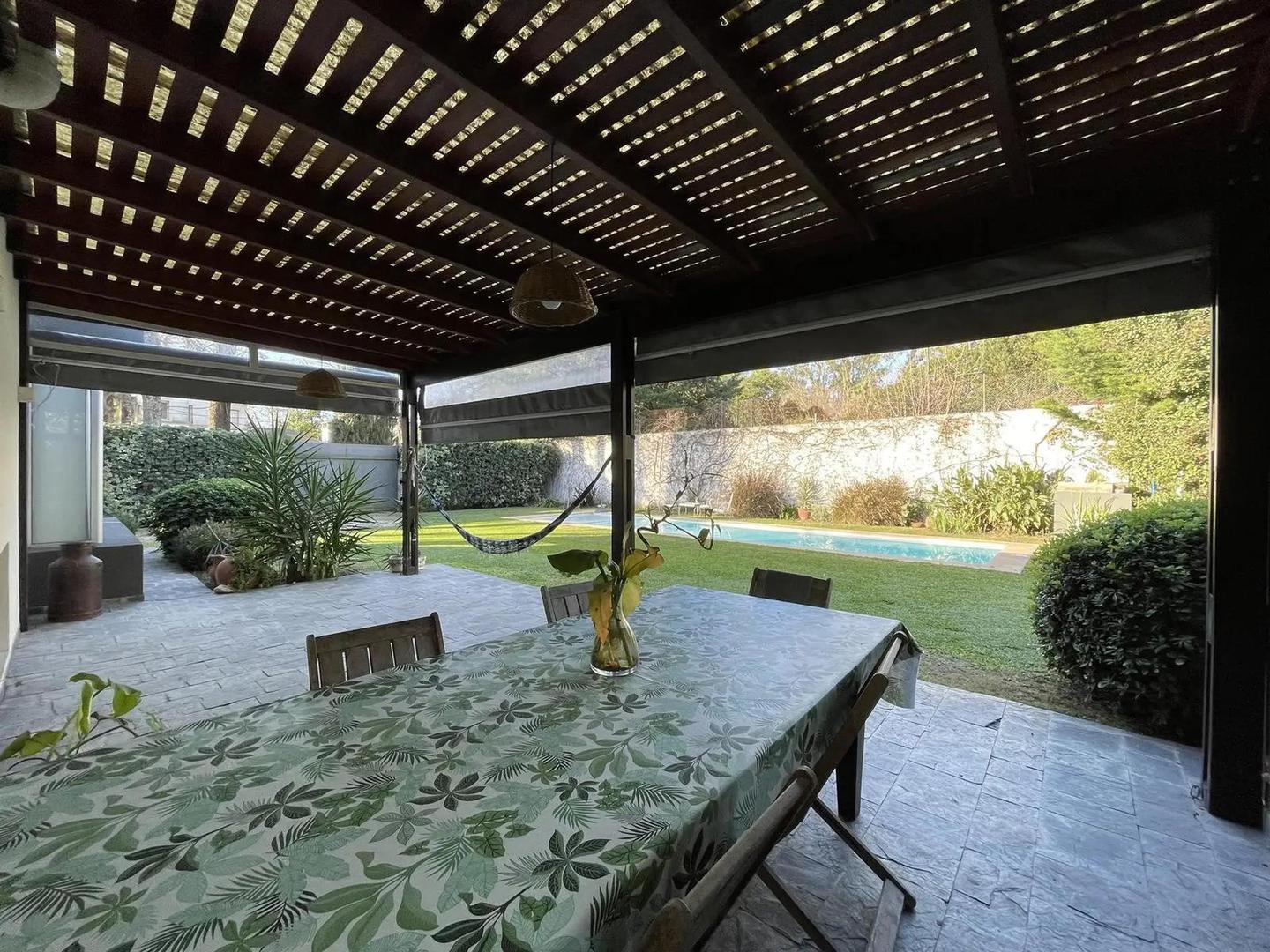 Casa 5 ambientes con 3 baños