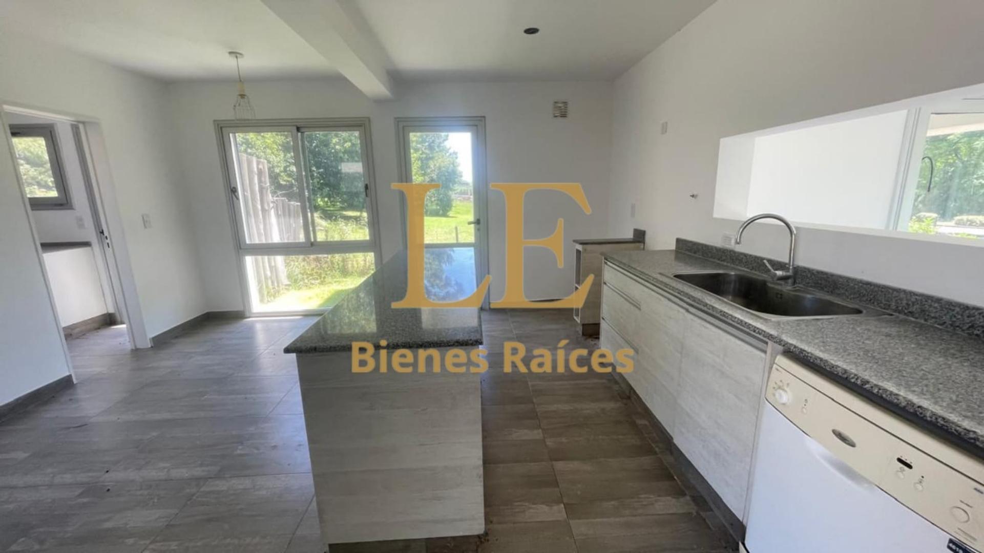 Casa 5 ambientes con 4 baños