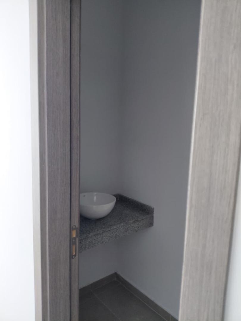 Local en Alquiler en Solares de Manatiales, USD 1.600