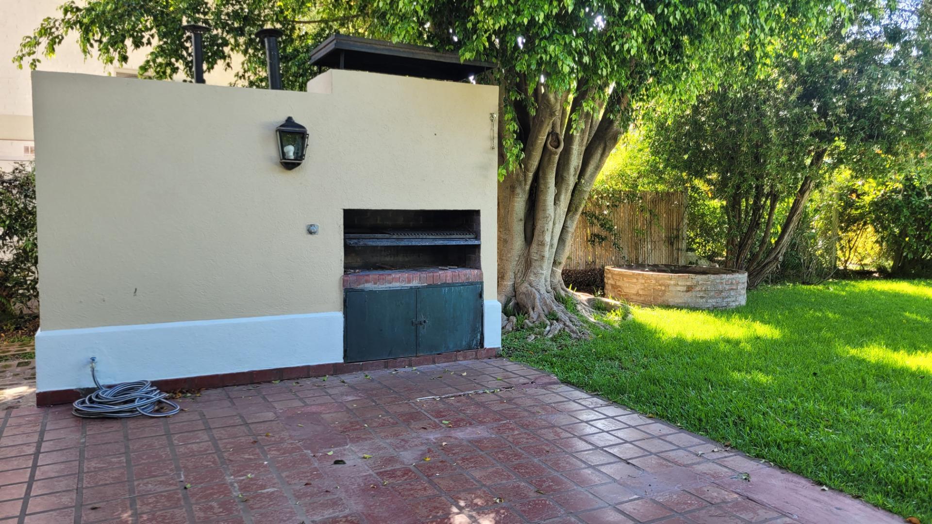 Casa en Alquiler con 4 cocheras