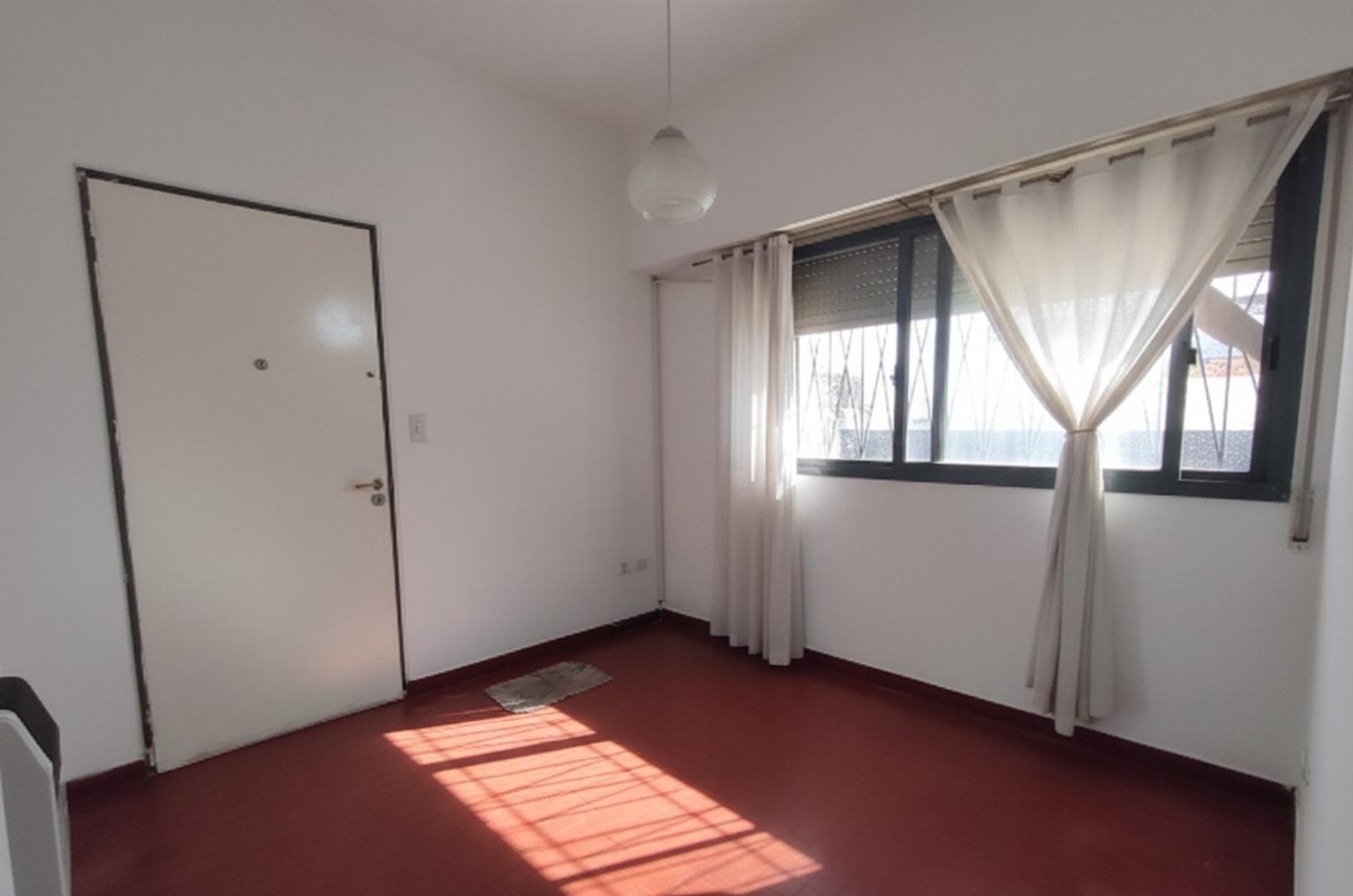 DEPTO. 2 AMBIENTES CON PATIO Y BAJAS EXPENSAS  