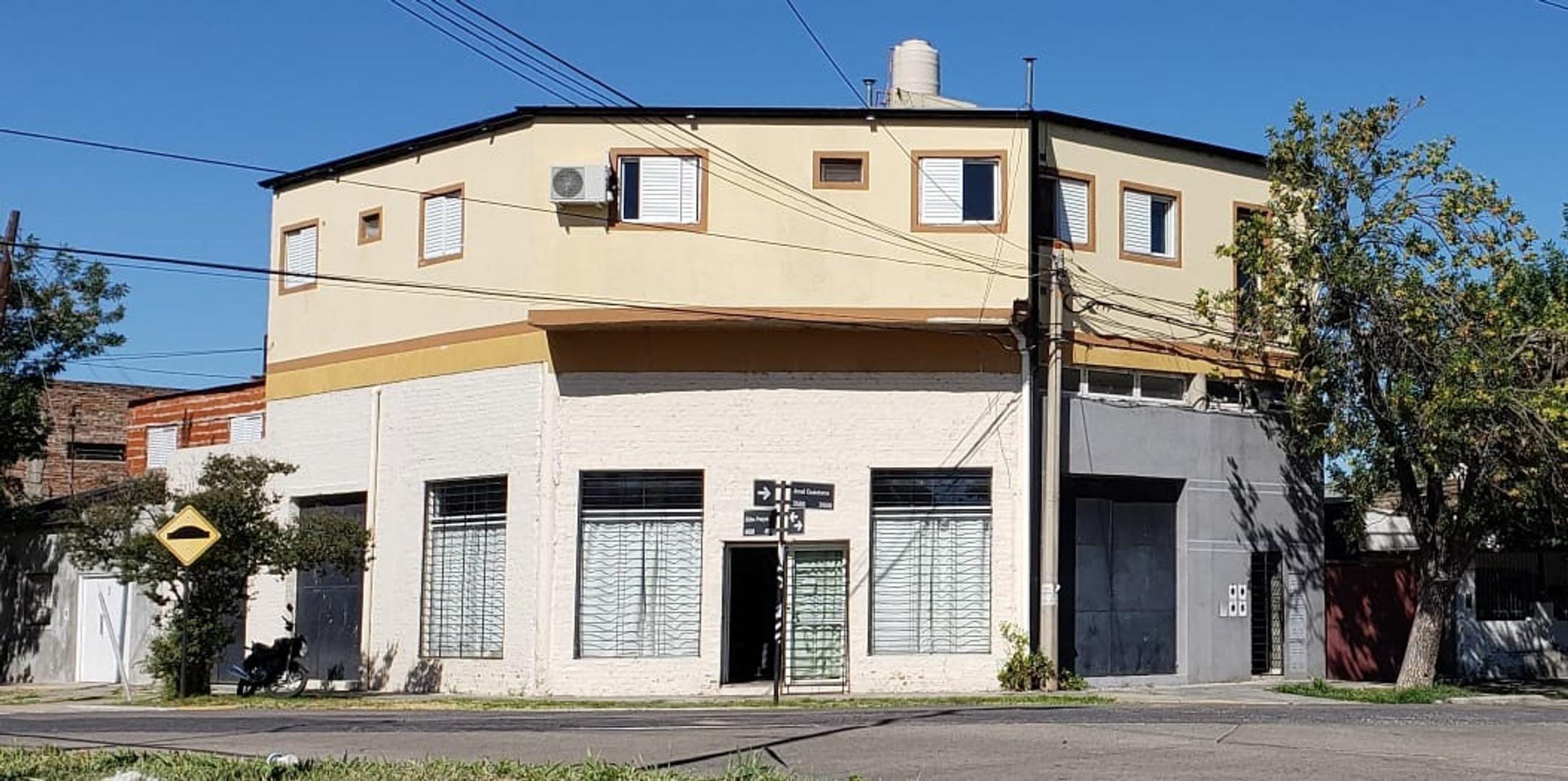 IMPONENTE SALON,MAS TRES DEPTOS EN PLANTA ALTA.