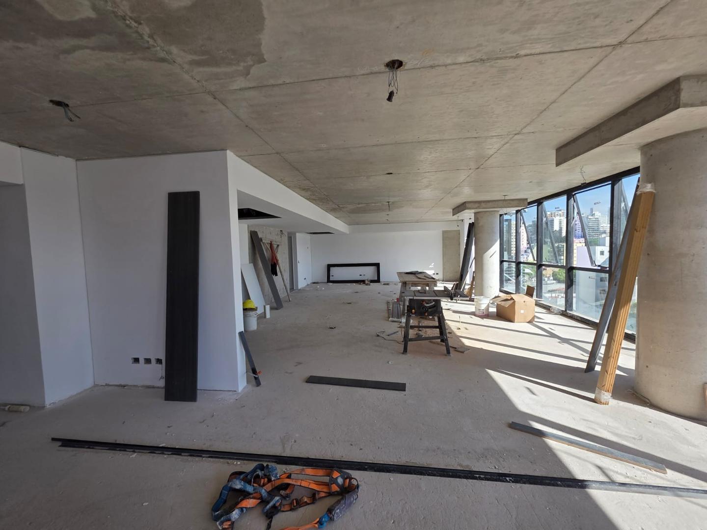 Oficina en Alquiler con 2 cocheras