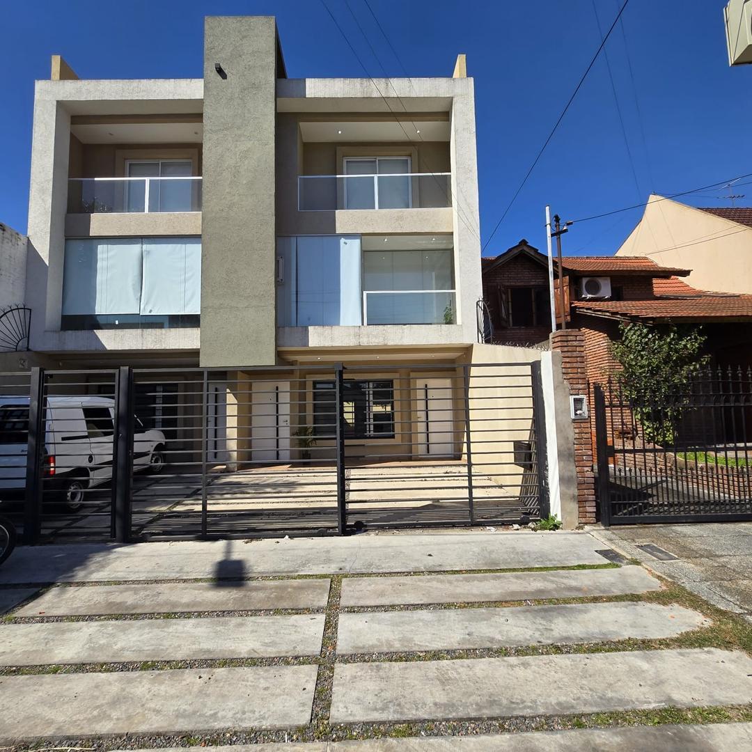Triplex en Venta 3 ambientes , patio y cochera, San Justo.
