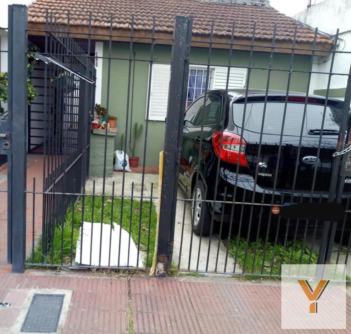 Casa en venta - 2 dormitorios 1 baño - Cochera - 63 mts2 - Ringuelet