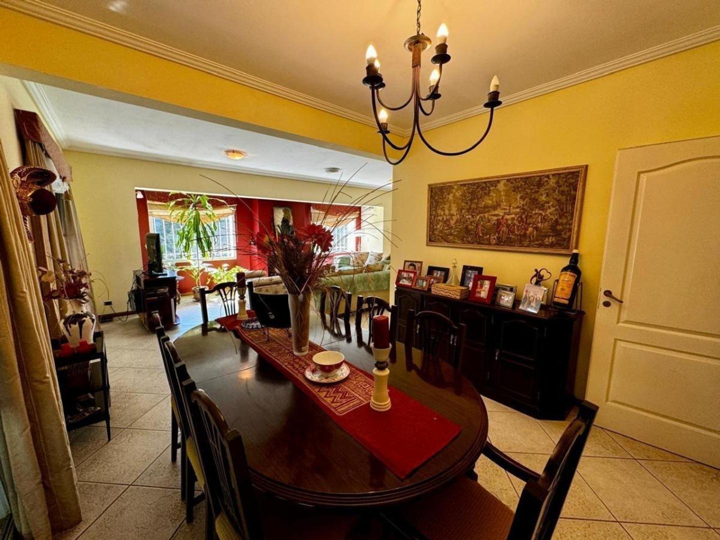 Casa en Venta con 2 cocheras