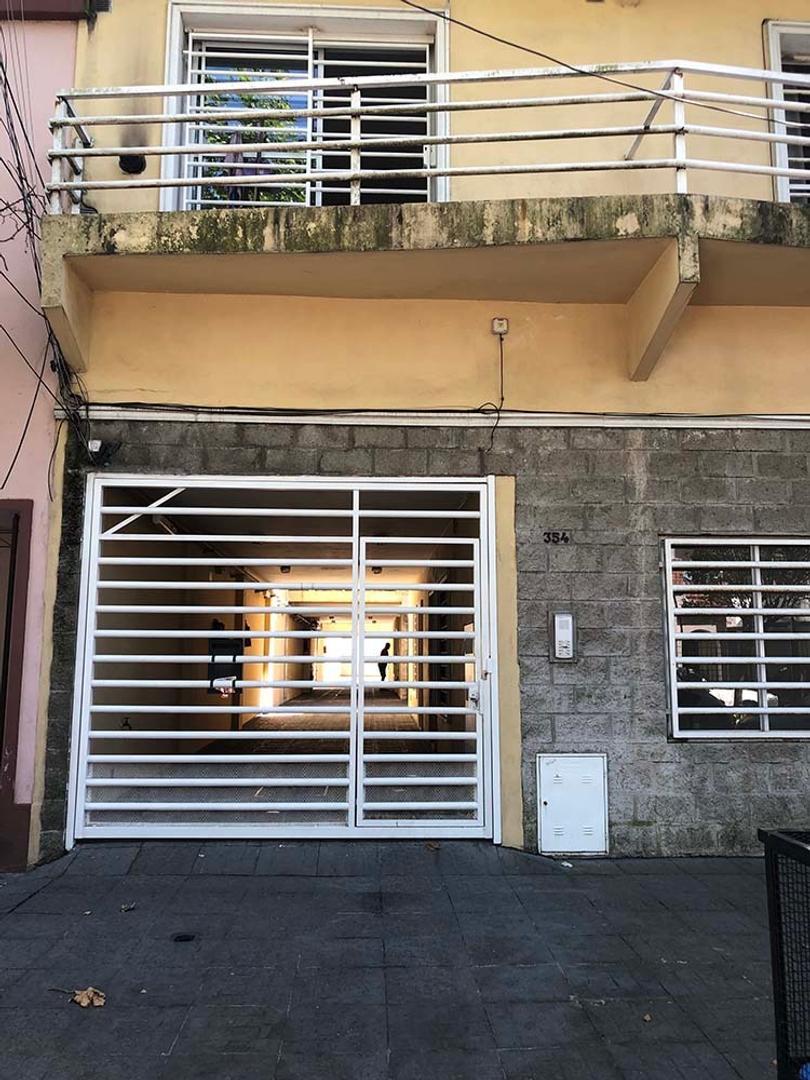 DEPARTAMENTO DE 2 AMBIENTES EN PLANTA BAJA   EN MUY BUENA