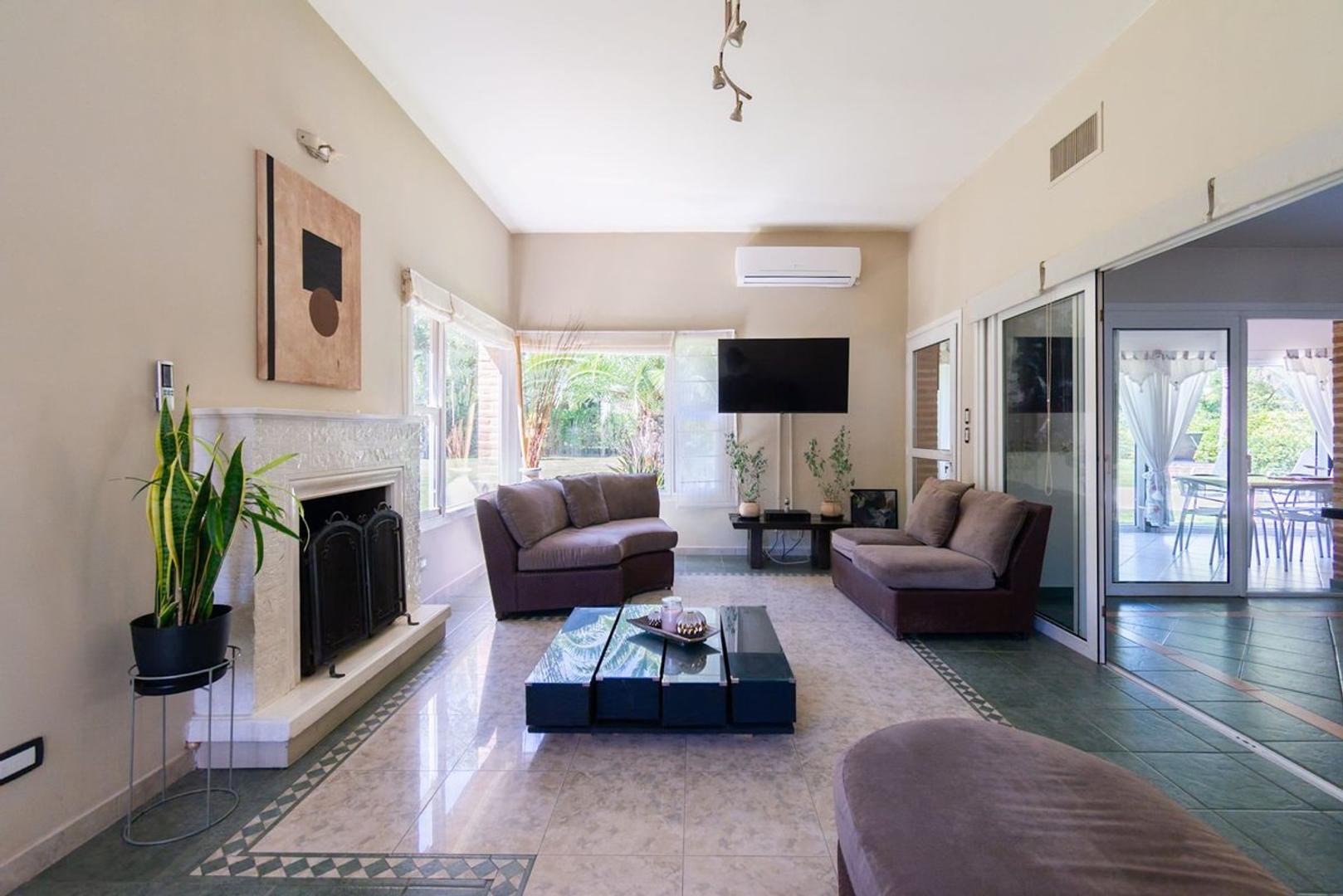 Casa en Venta con 2 cocheras