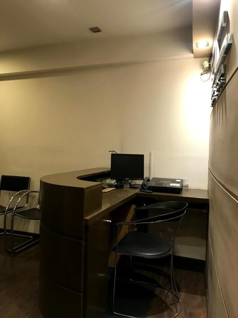 VENDO IMPORTANTE OFICINA CENTRICA TOTALMENTE EQUIPADA 