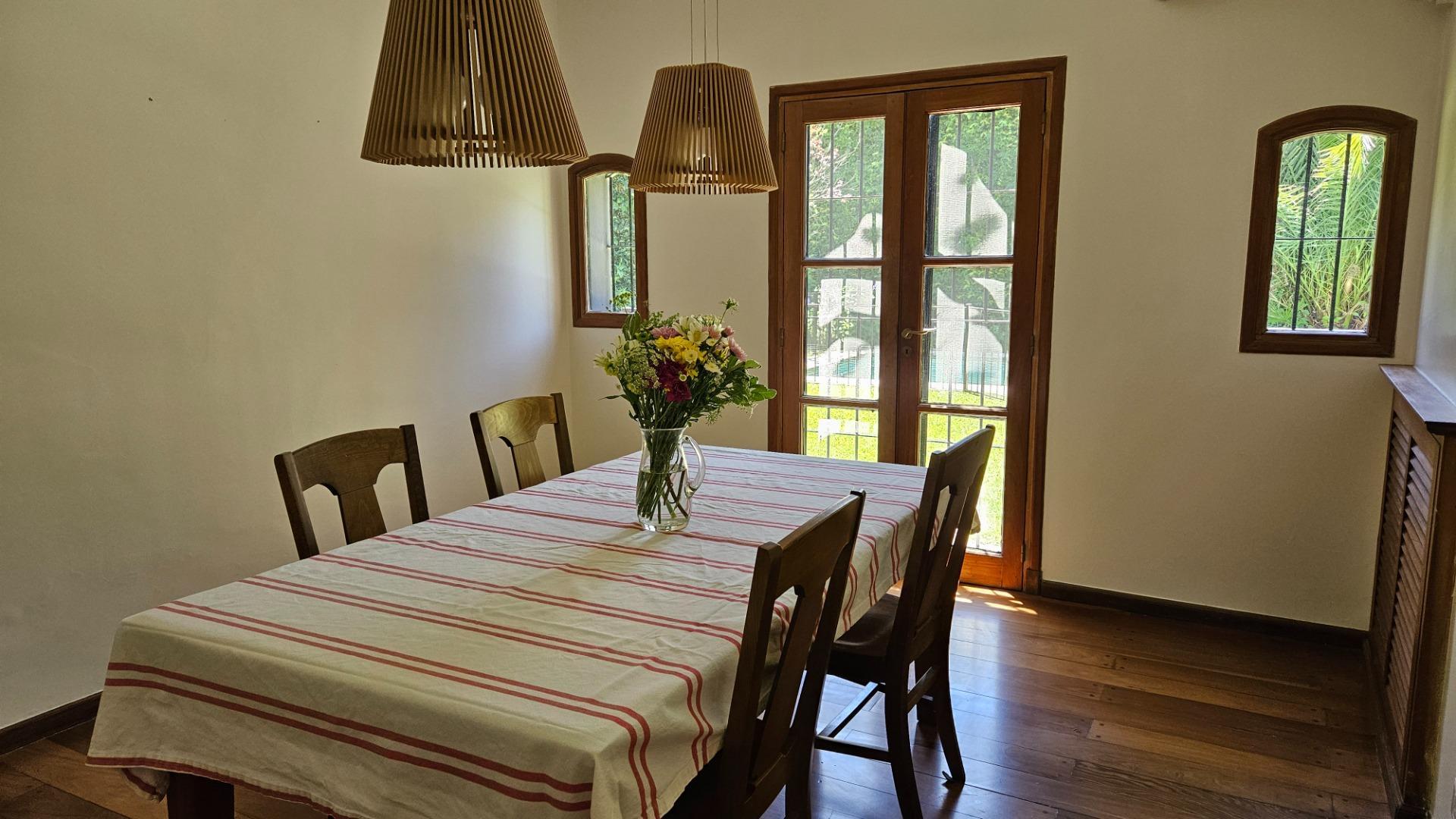 Casa en Alquiler con 2 cocheras