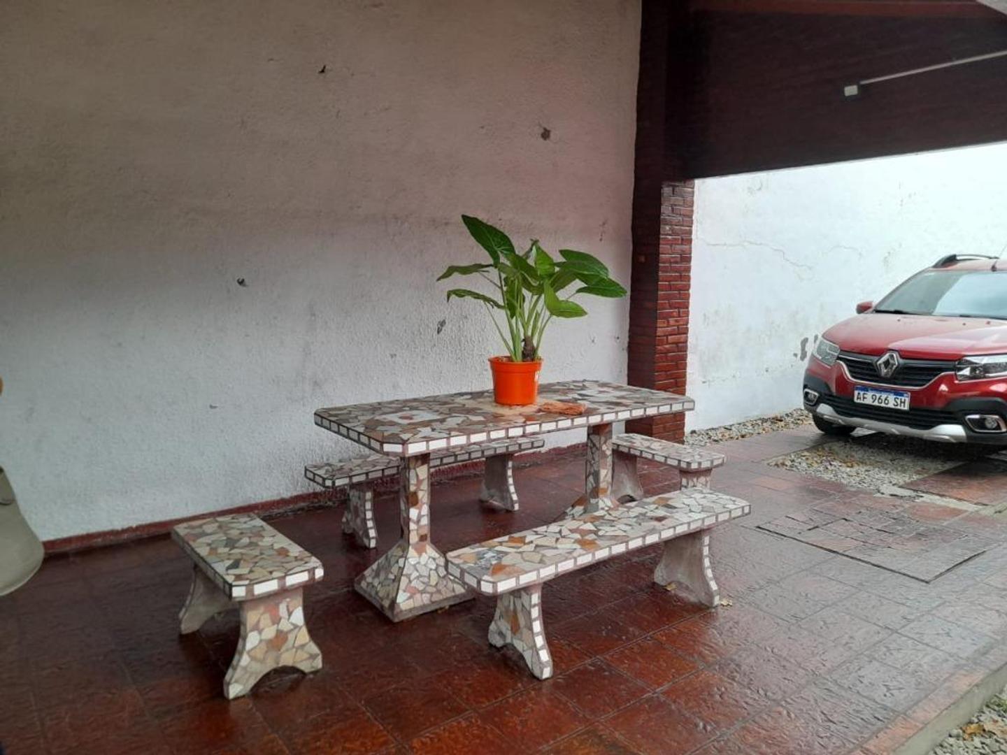 Casa 4 ambientes con 2 baños