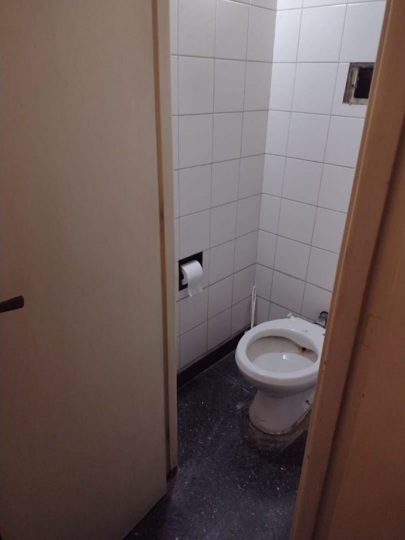 Local sobre Av Rivadavia buen frente 