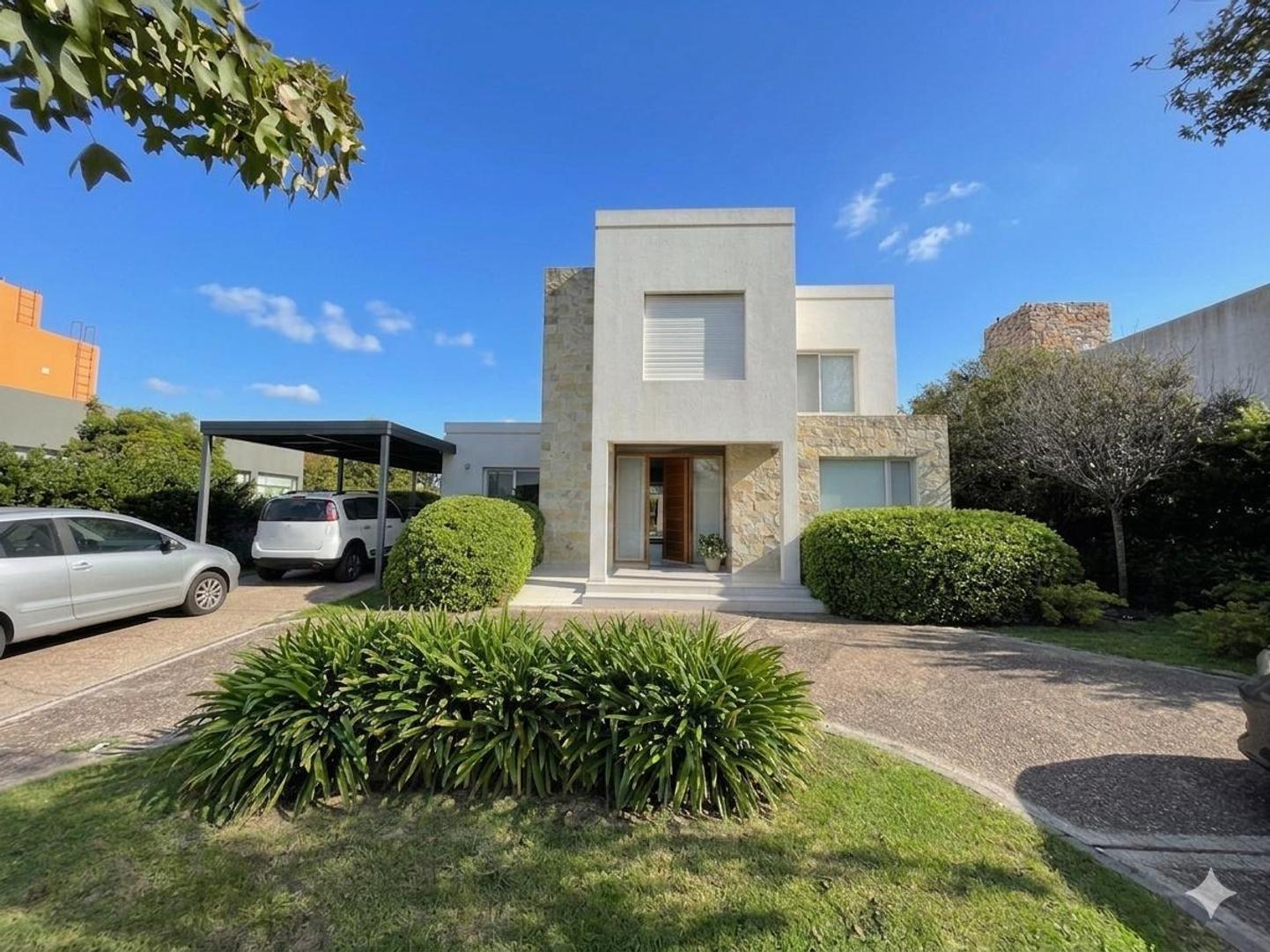 Venta - Casa 4 dormitorios , quincho y pileta en Country Club Palos Verdes