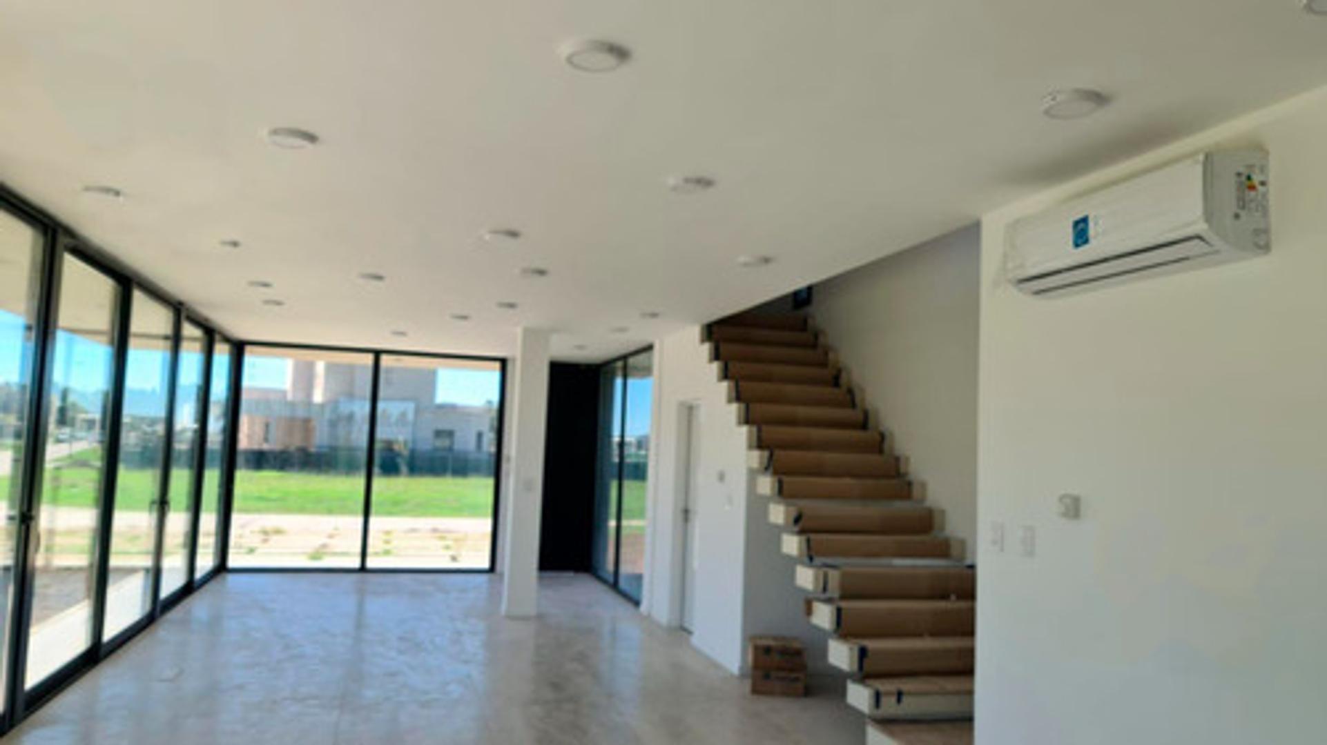 Casa en Alquiler con 1 cochera