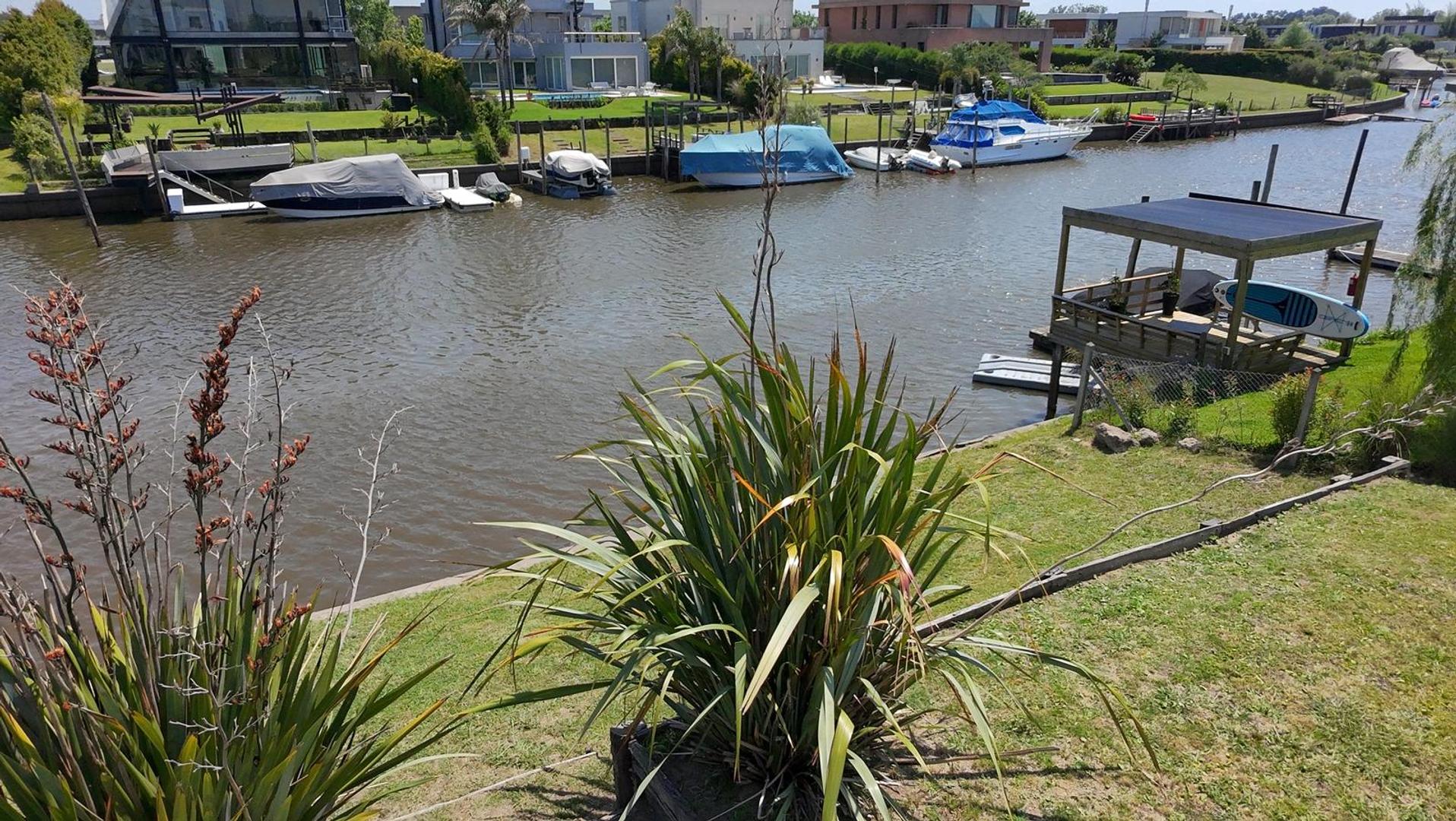 Casa en Venta con 4 cocheras