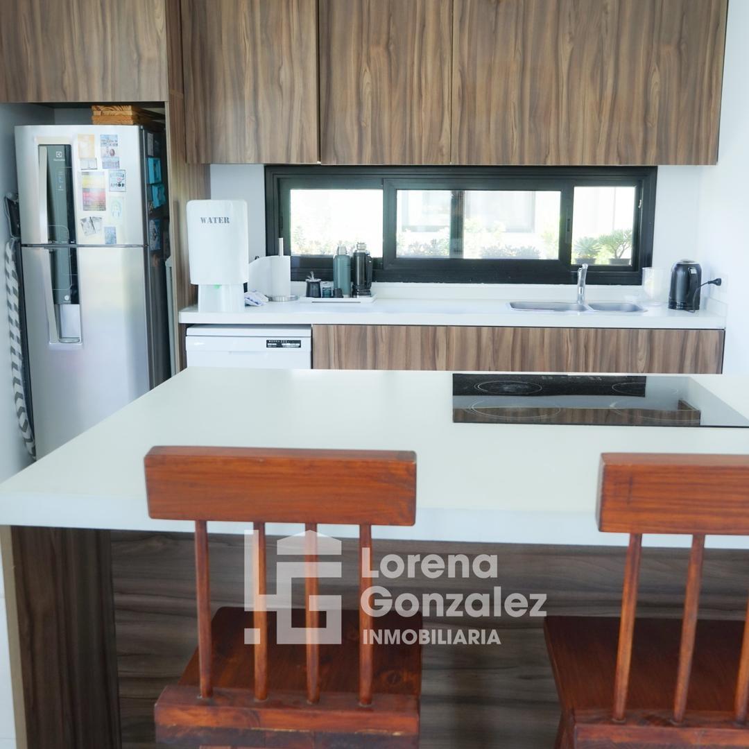 Casa en Alquiler con 3 cocheras