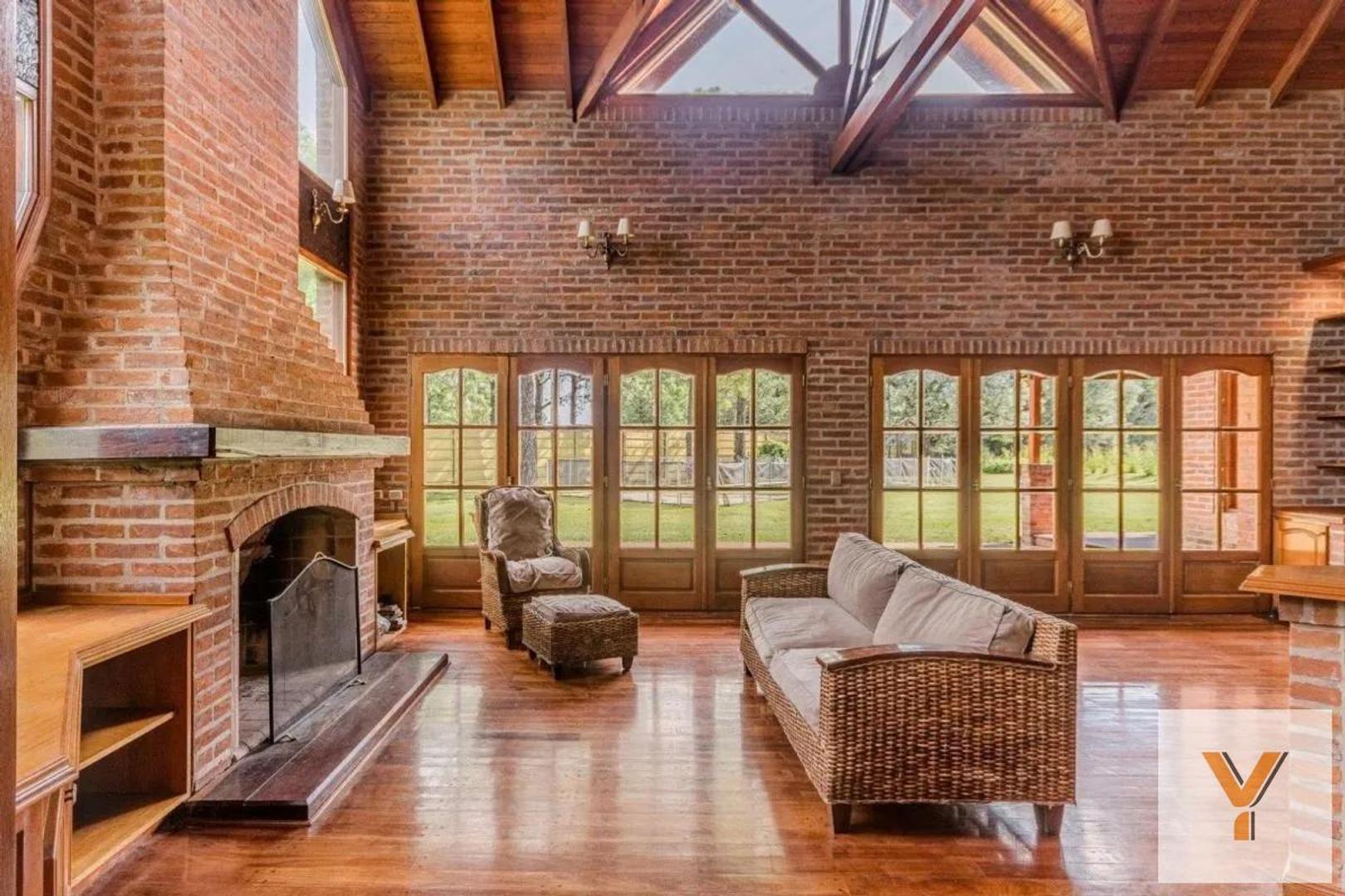 Casa 9 ambientes con 5 baños