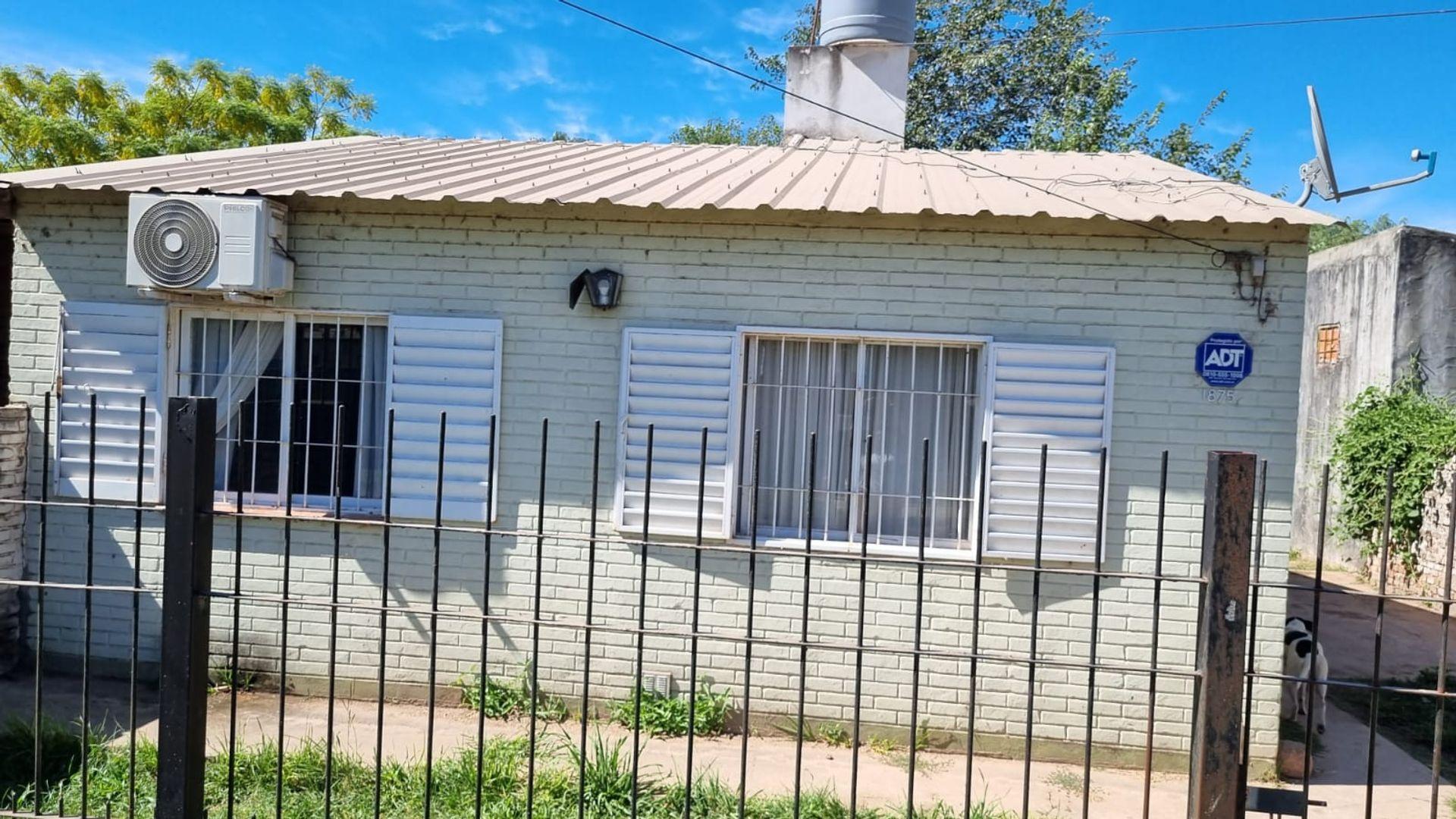 RE/MAX VENDE CASA EN  SANTO TOMÉ CON PATIO.