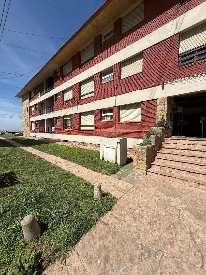 Departamento de dos ambientes en planta baja con cochera