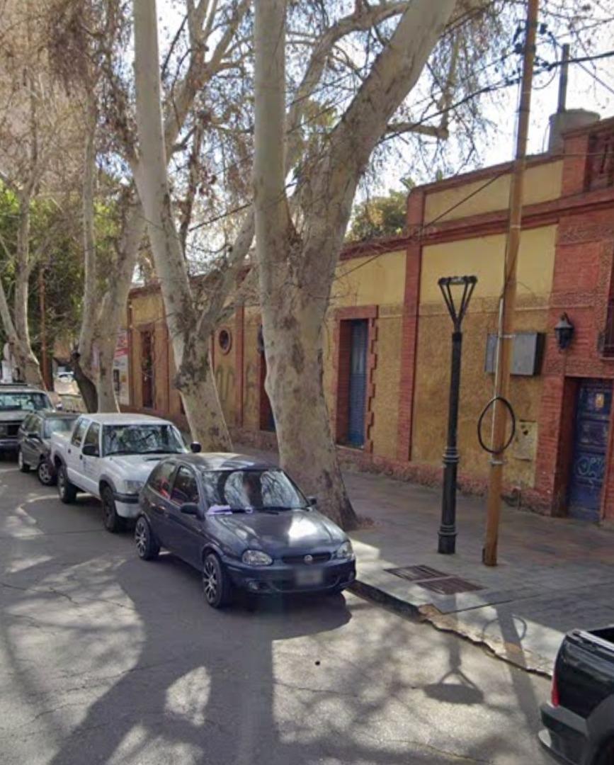 Frente A La Plaza Pellegrin