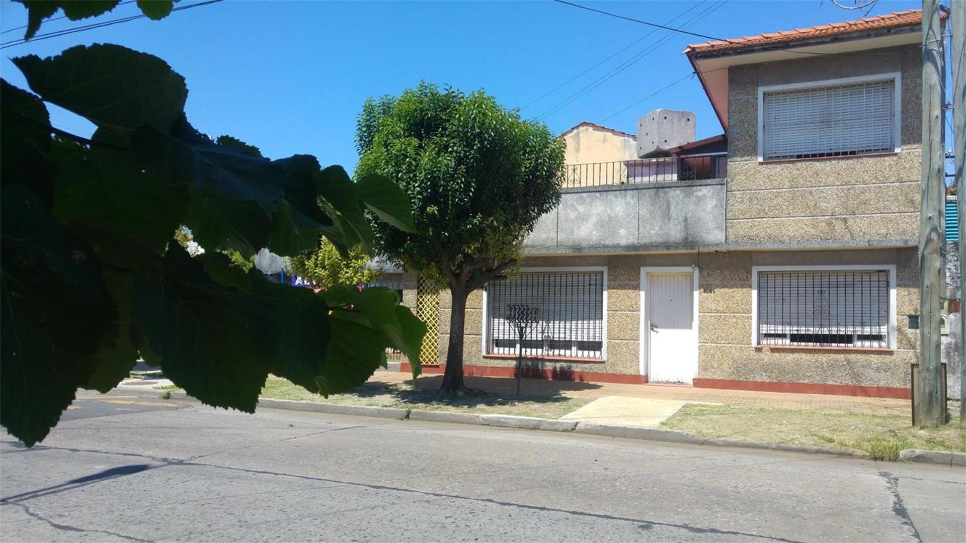 CASA 3 DORMITORIOS CON GARAGE Y PARQUE, SUP.140 m2 sobre Lot