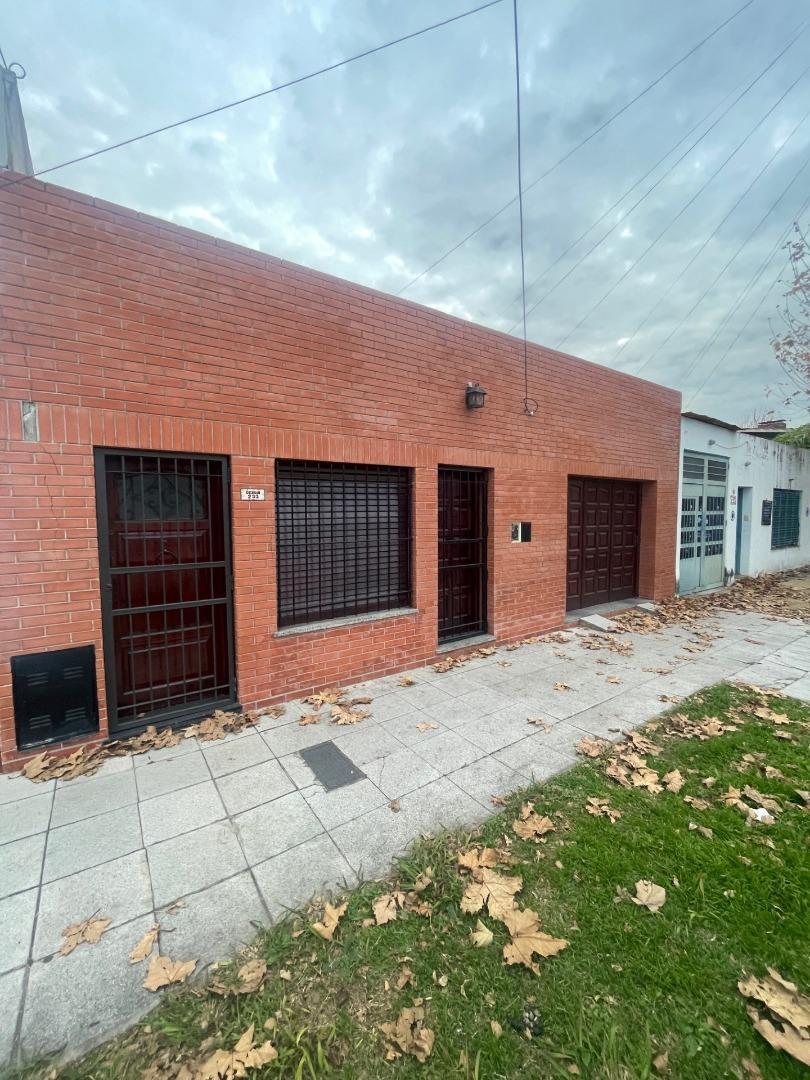 Casa de 4 ambientes y garaje doble en Banfield.