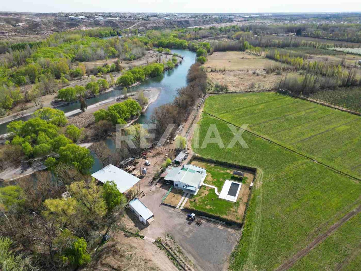 Se vende casa quinta con costa de Río Neuquén