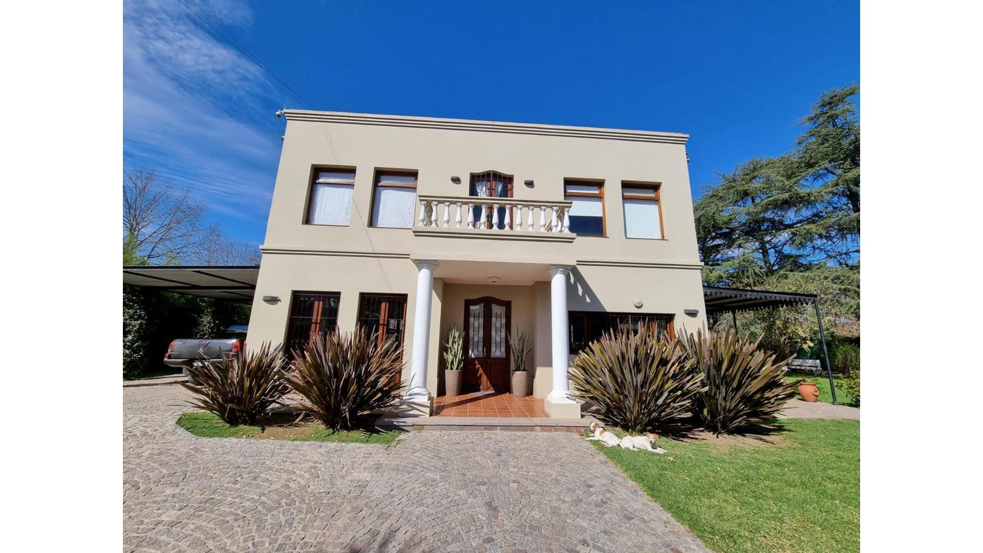 Venta Excelente Casa con Parque y Piscina - 3000 m2 parque -