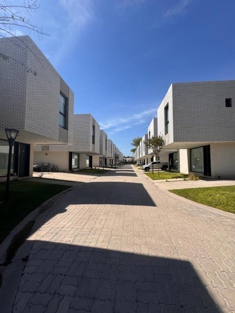 Casa 4 ambientes con 3 baños