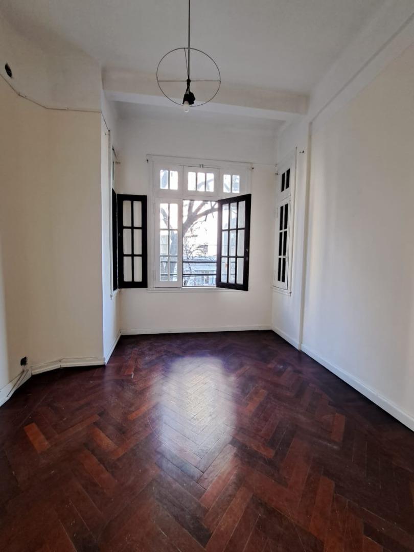 EXCELENTE PH DE 5 AMBIENTES EN ALMAGRO - USO COMERCIAL